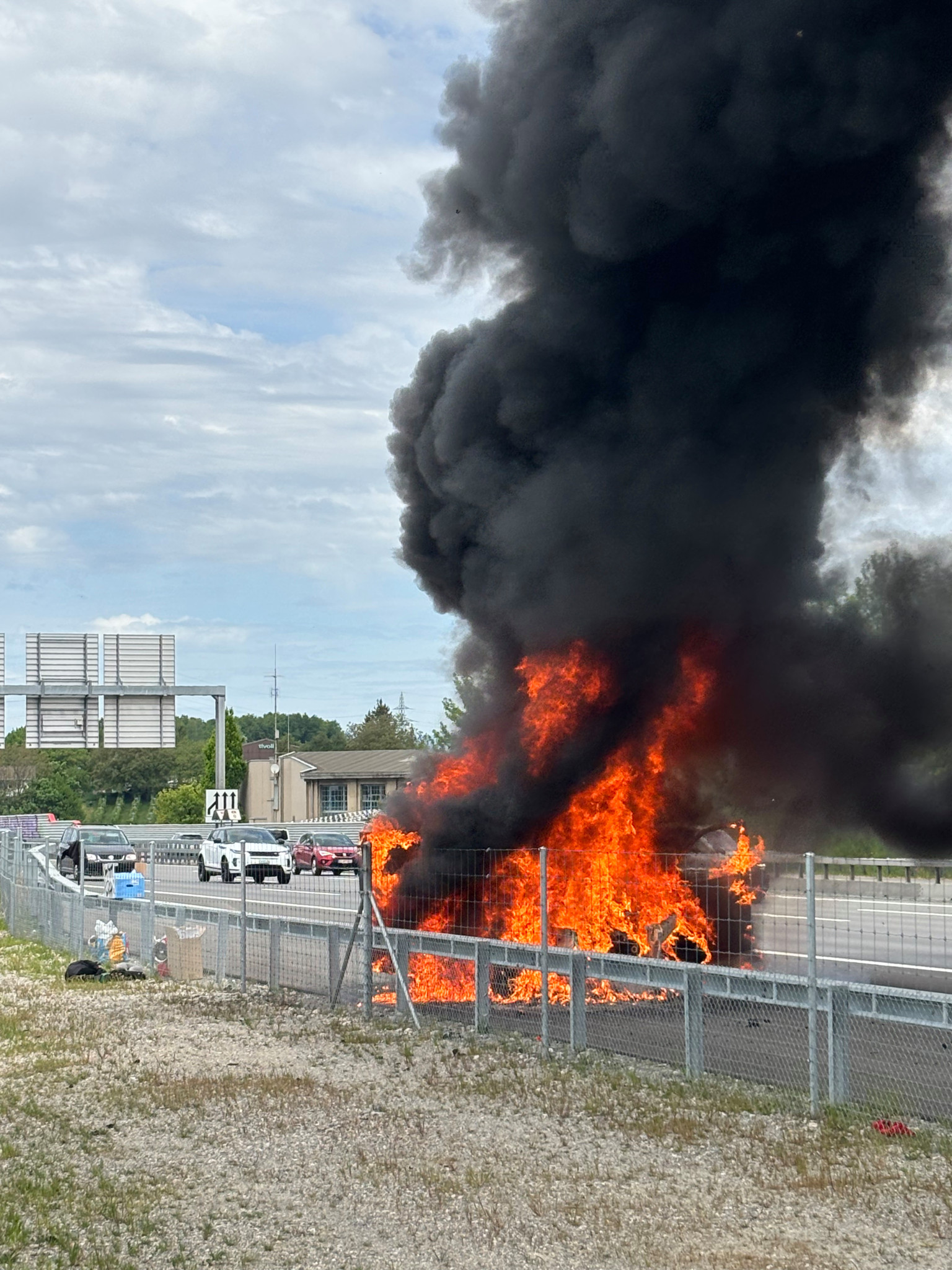 Feuer auf der A1: Auto brennt auf Autobahn bei Wankdorf aus