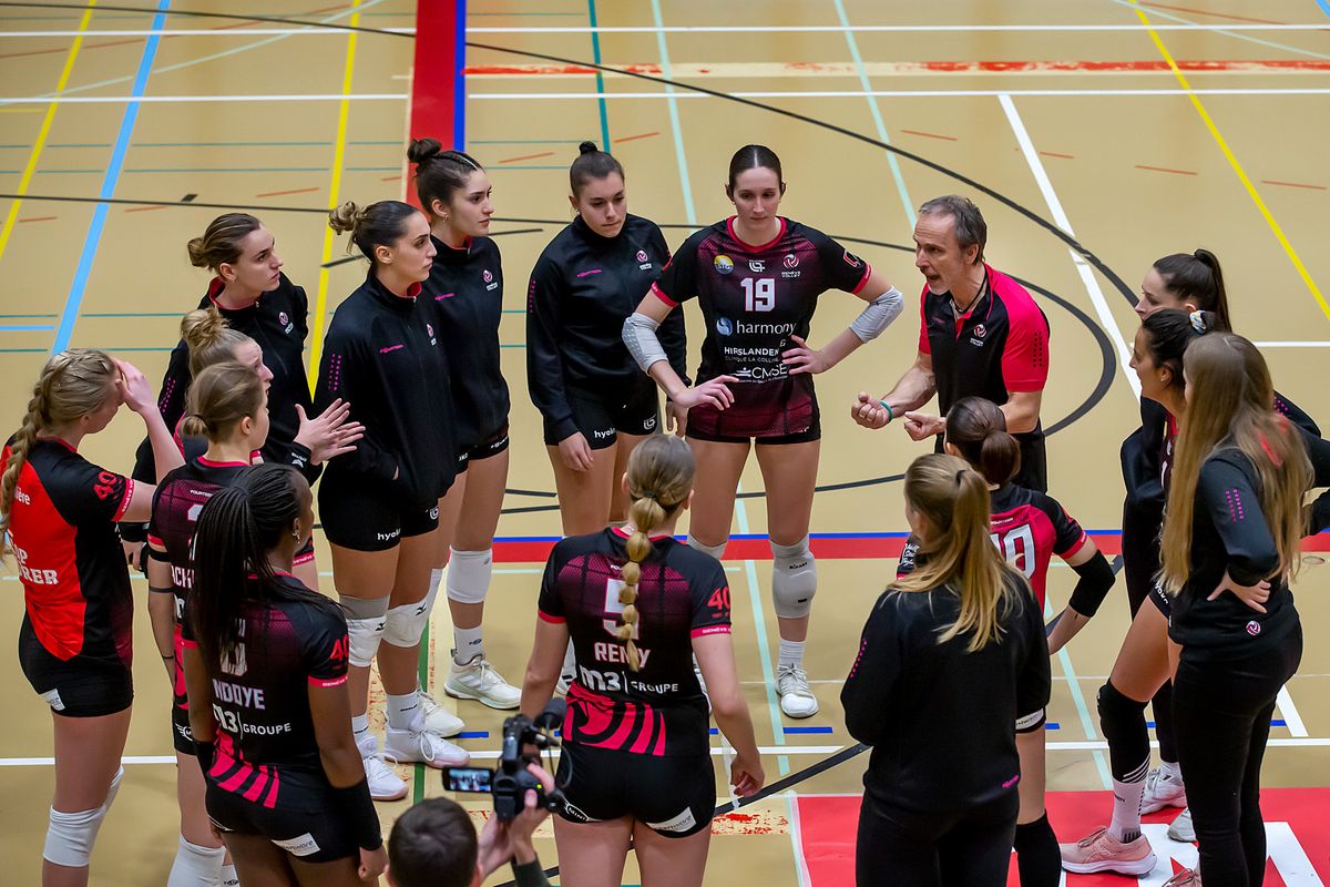 Geneve, le 16 decembre 2022. Match de Volley-ball feminin , tour qualificatif des championnat Suisse au centre sportif ECG Henry-Dunant entre l equipe Geneve Volley ( en maillot noir ) et l equipe VBC Cheseaux ( maillot bleu ). Les joueuses et leur entraineur Andreas Vollmer. © Magali Girardin