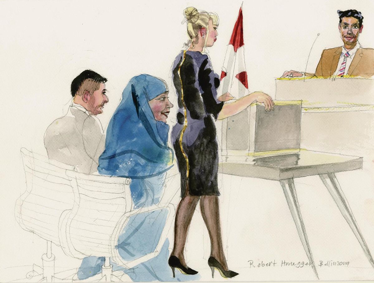 Il n’existe pas de photos publiques de Juliette Noto. La nouvelle directrice du SRC, qu’on voit debout sur ce dessin,. était apparue en 2017 lors du procès de jihadistes au Tribunal pénal fédéral de Bellinzone.