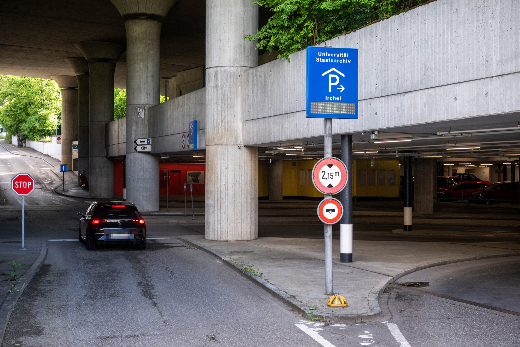 Bezirksgericht Zürich: Arzt zersticht mehrere Autoreifen, weil ihn die Abkürzung durch ein Parkhaus 3.50 Franken kostet