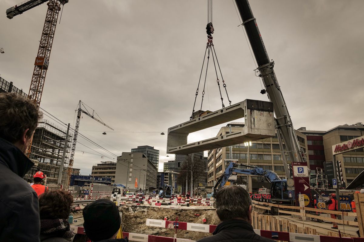 Genève, le 31 mars 2024. Route des Acacias. Dimanche, après 17h. Le futur lit de la Drize se construit aux Acacias. Les ouvriers en orange travaillent d’arrache-pied pour construire un passage souterrain qui permettra à la Drize de passer sous la route des Acacias. Une étape importante dans le vaste chantier de renaturation de la rivière. 