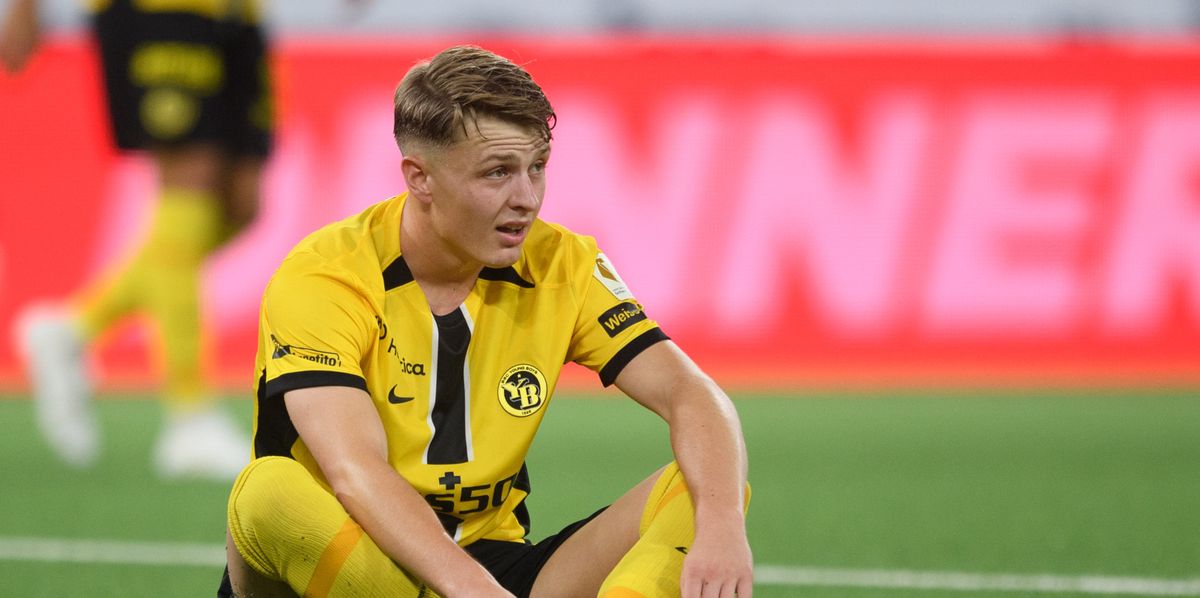Lewin Blum vom BSC Young Boys sitzt während eines Fussballspiels gegen den FC Lausanne-Sport auf dem Rasen, 31. August 2024 in Bern.