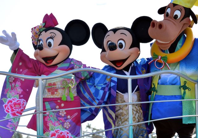 Les parcs d'attractions se sont particulièrement bien comportés, avec un chiffre d'affaires annuel en hausse de 6% à 3,6 milliards de dollars et un bénéfice d'exploitation qui a grimpé de 16% à 671 millions.