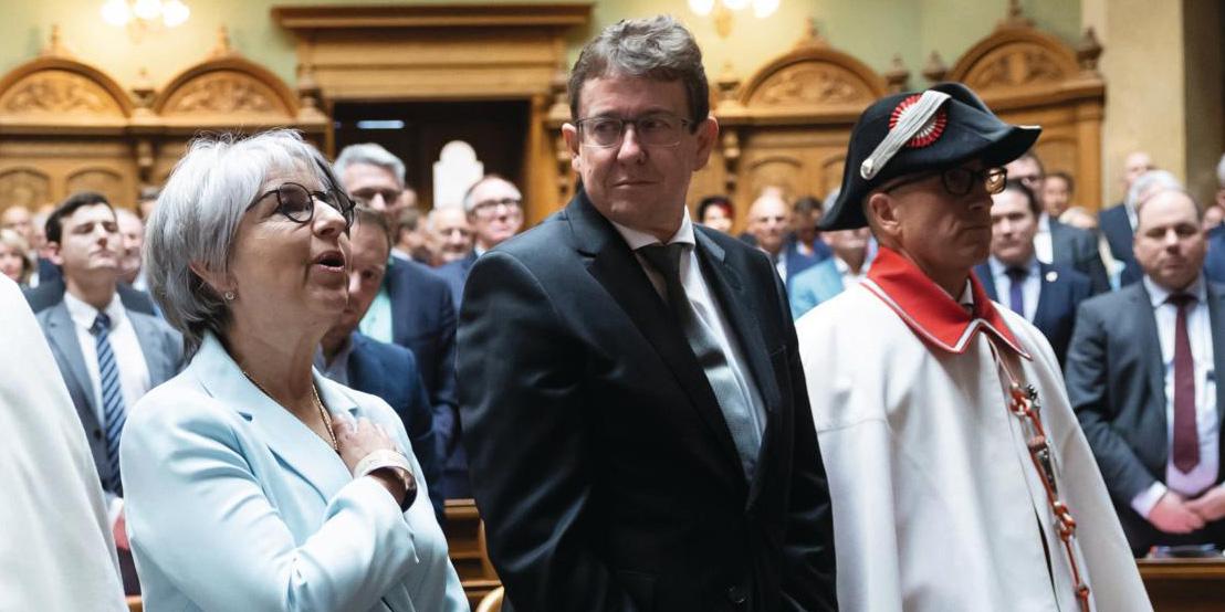 Die Vereidigung nach der Wahl am 7. Dezember 2022: Elisabeth Baume-Schneider spricht das Gelübde, Albert Rösti hört zu.