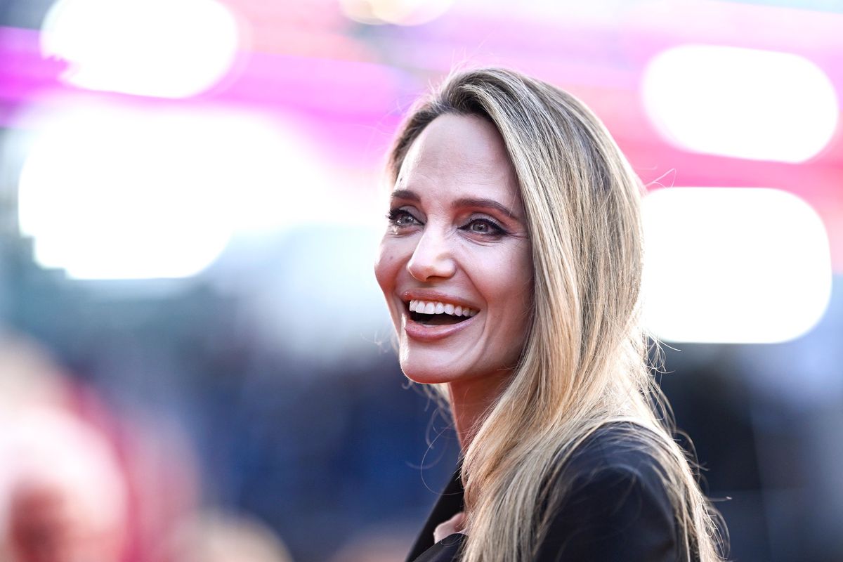 Femme souriante avec de longs cheveux blonds lors d’un gala au BFI London Film Festival.