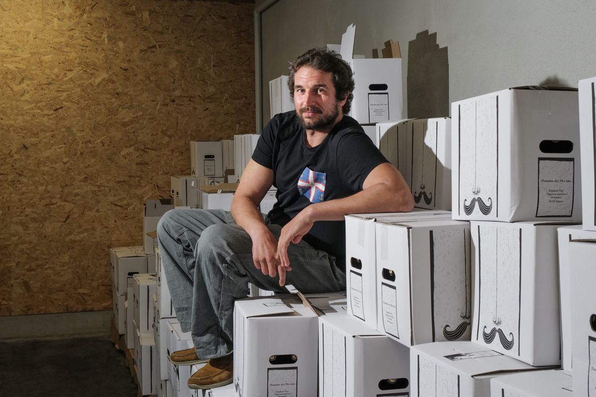 Raphaël Piuz marie agriculture biologique et biodynamie. Il propose entre 6 et 15 cuvées éphémères par année.