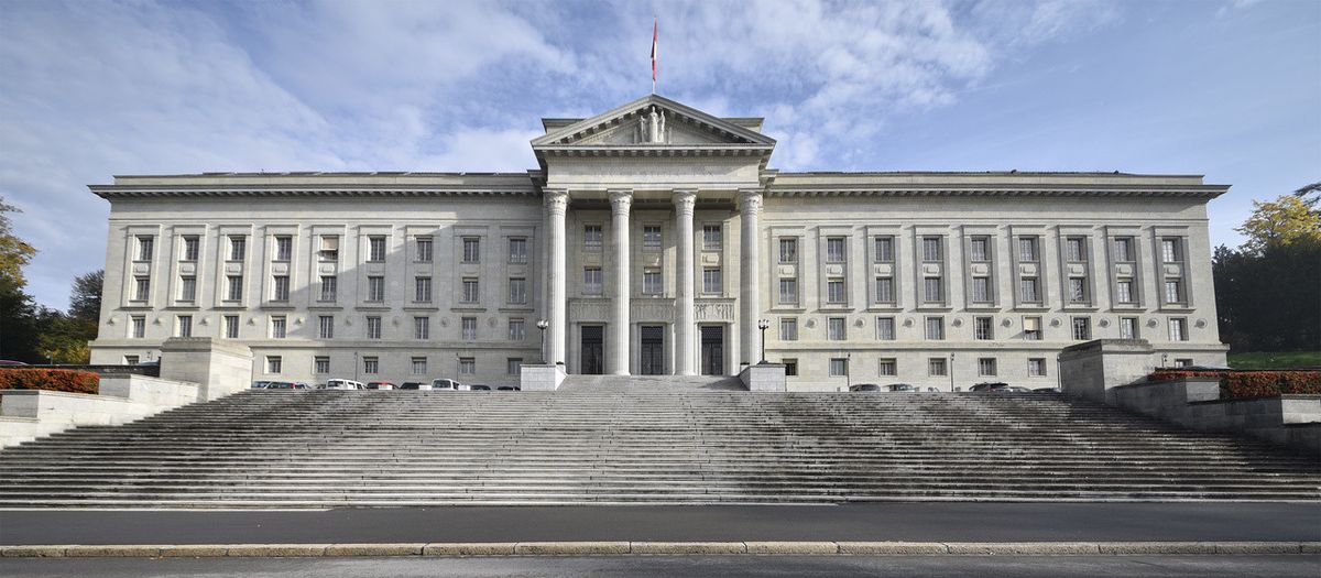 Un Marocain naturalisé domicilié à Lausanne s’était immolé sur les marches du Tribunal fédéral, lundi 8 mai peu avant 17 h. Il a été brûlé au troisième degré sur la moitié du corps. Son pronostic vital est toujours engagé.