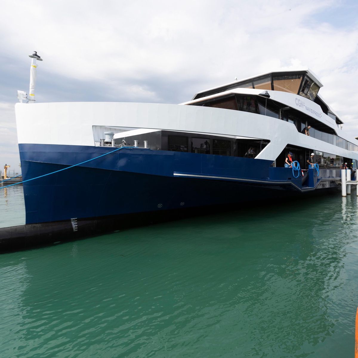 Lausanne,  le30 aout 2022. La CGN sort du bassin de radoub le premier NAVIEXPRESS. (Odile Meylan/24HEURES)