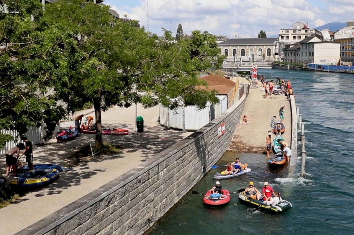 La descente du Rhône en embarcations gonflables.
