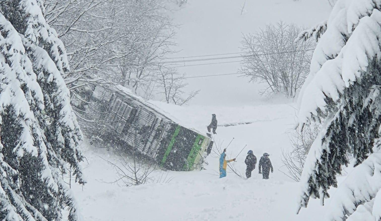 L’avalanche a emporté la rame de train à bord duquel n’était présent que le chauffeur. 
