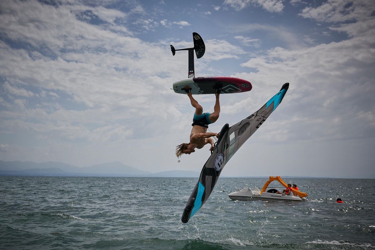 Même dans un petit air, Balz Müller est capable de décoller grâce à son aile gonflable.