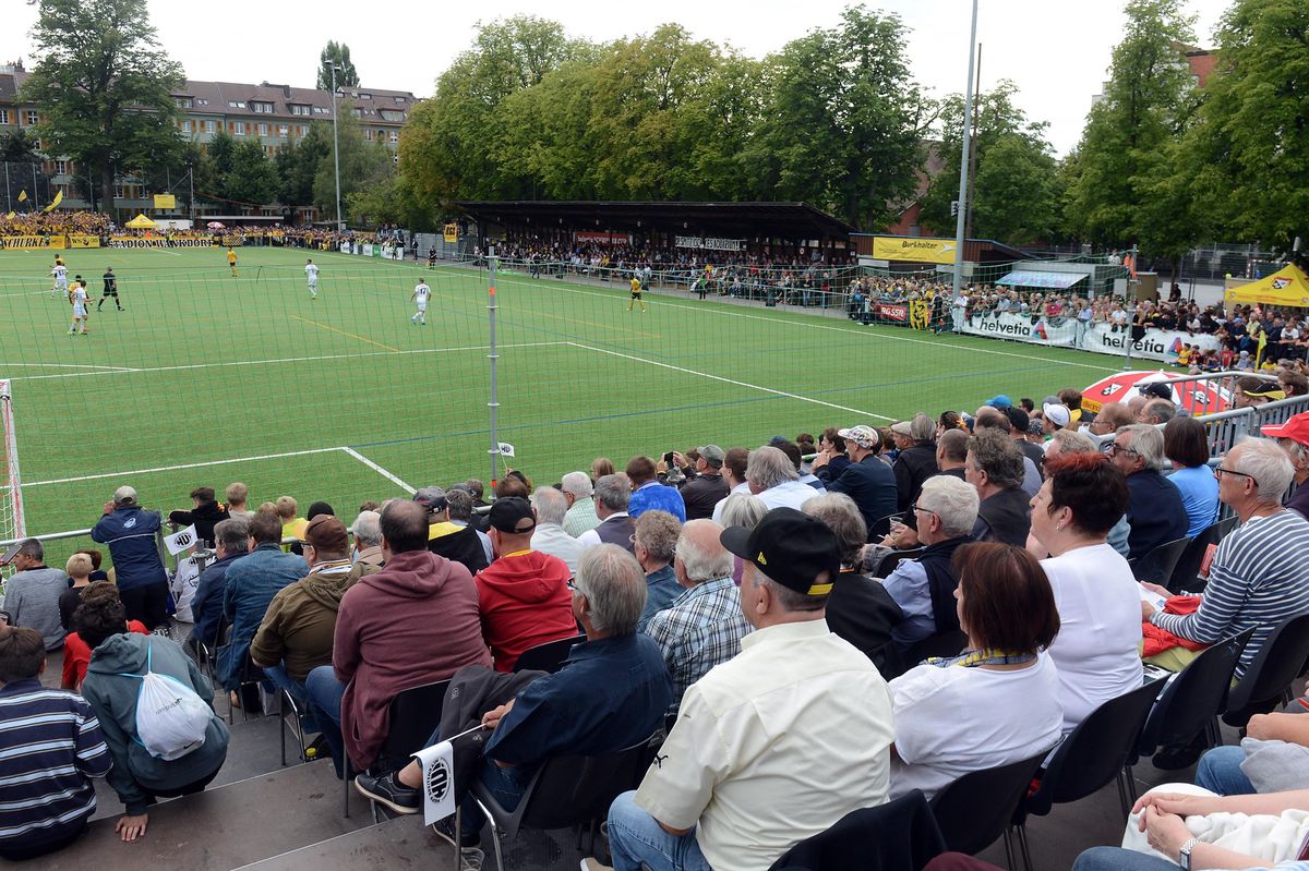 Ausverkauftes Fussballspiel zwischen Breitenrain und Young Boys im Schweizer Cup. Zuschauer füllen die Tribünen im Stadion.