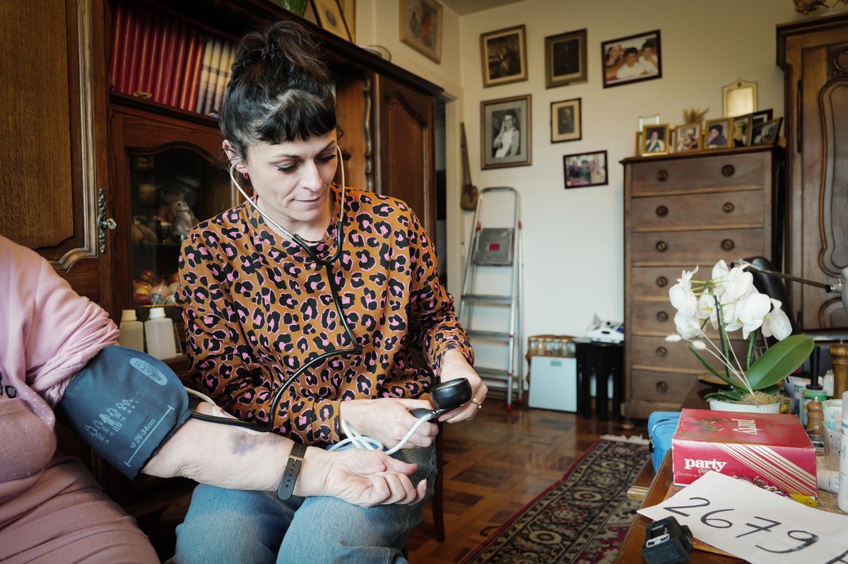 Une infirmière de l'IMAD, Charlene Capus, effectue un contrôle chez une personne âgée à Lancy, Genève, le 24 octobre 2024.