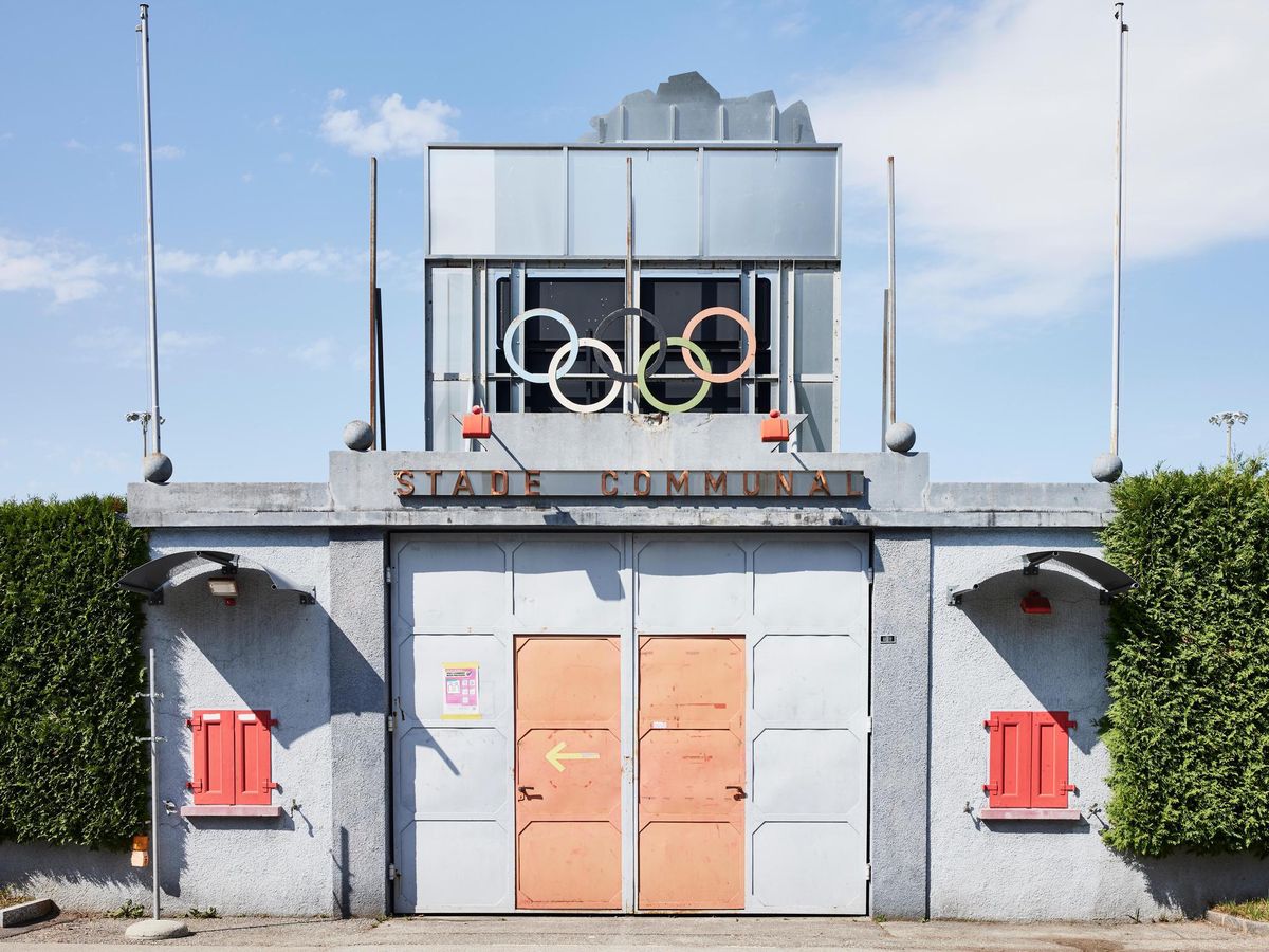 L’entrée du stade de Bulle propose un voyage dans le temps, aux frontières de l’Allemagne de l’Est. 