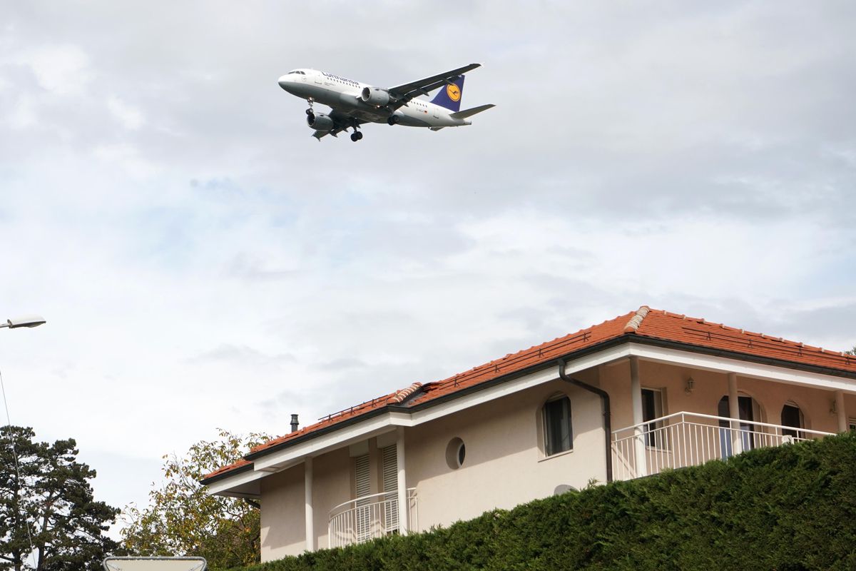 Le trafic aérien de l’aéroport International de Genève génère de nombreuses nuisances sonores auprès des habitants des communes limitrophe.