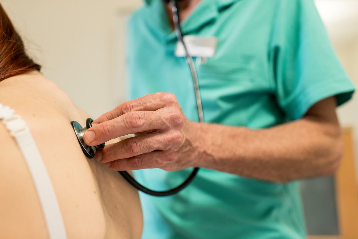 Un médecin en train de faire un check-up.