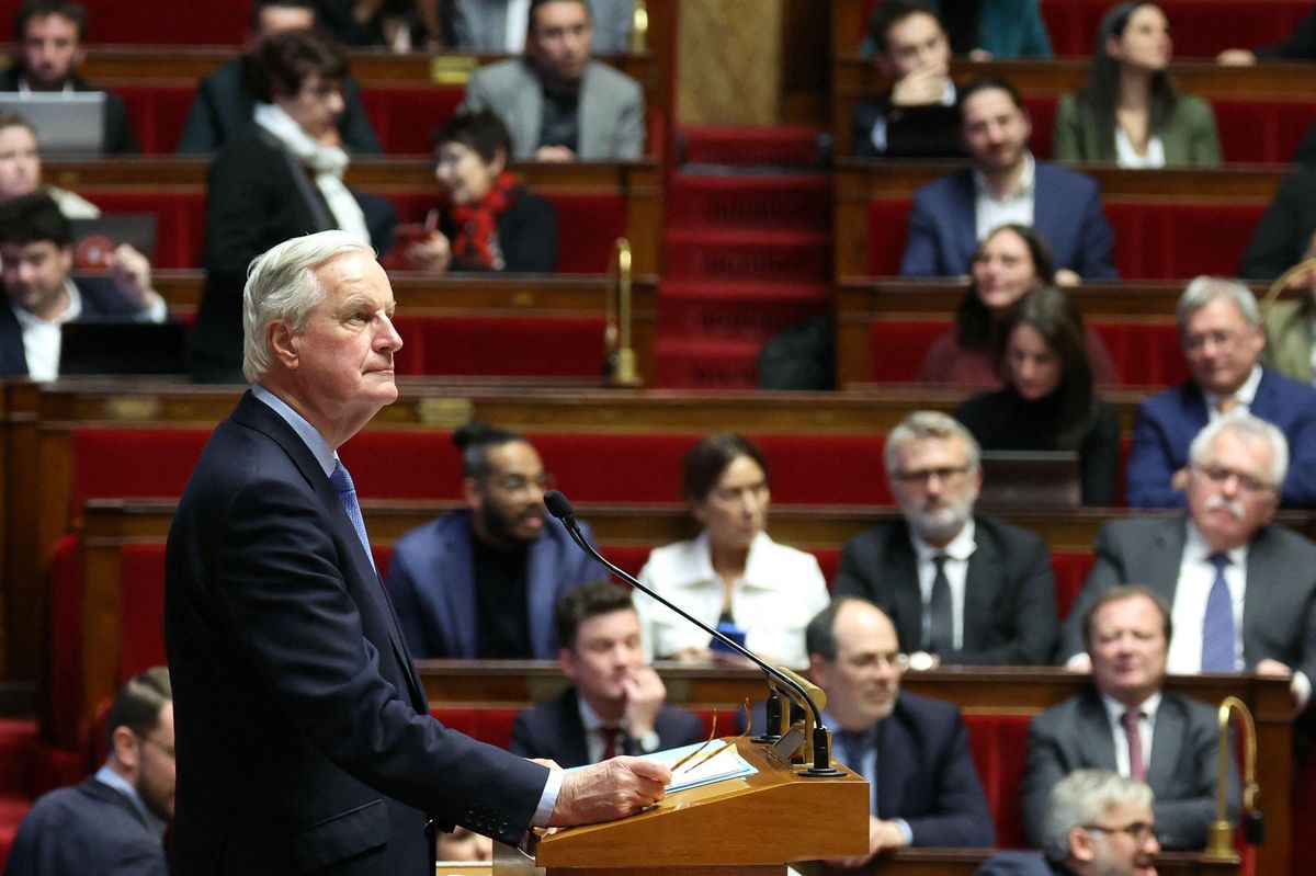 Le Premier ministre français Michel Barnier prononce un discours à l’Assemblée nationale à Paris avant les votes de défiance, le 4 décembre 2024.