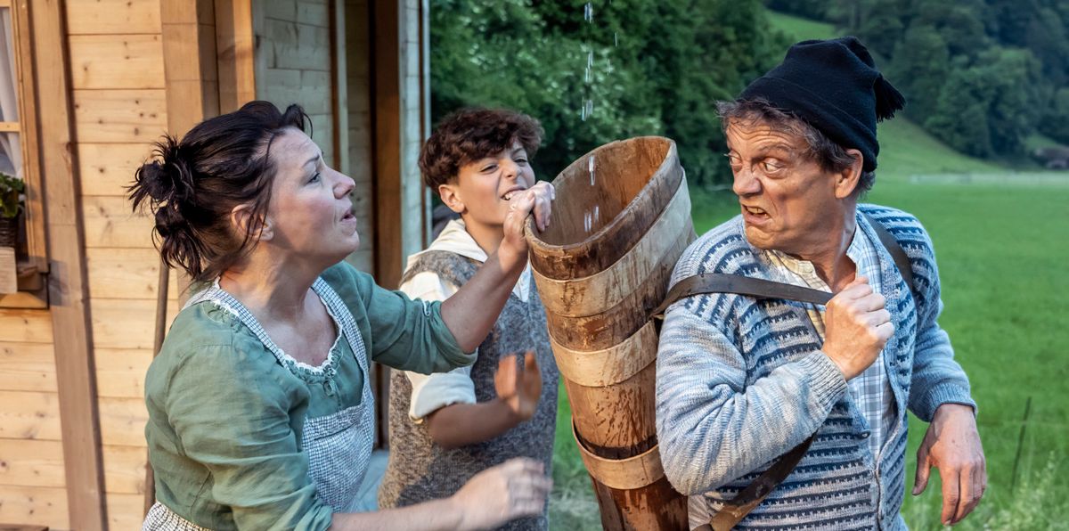 Das Regenwasser aus der Dachrinne reicht zum Panschen der Milch: Eisi
(Tanja Strauss) mit Sohn Bänzli (Sandro Zehnder) und Bauer Peterli
(Bruno Schori).