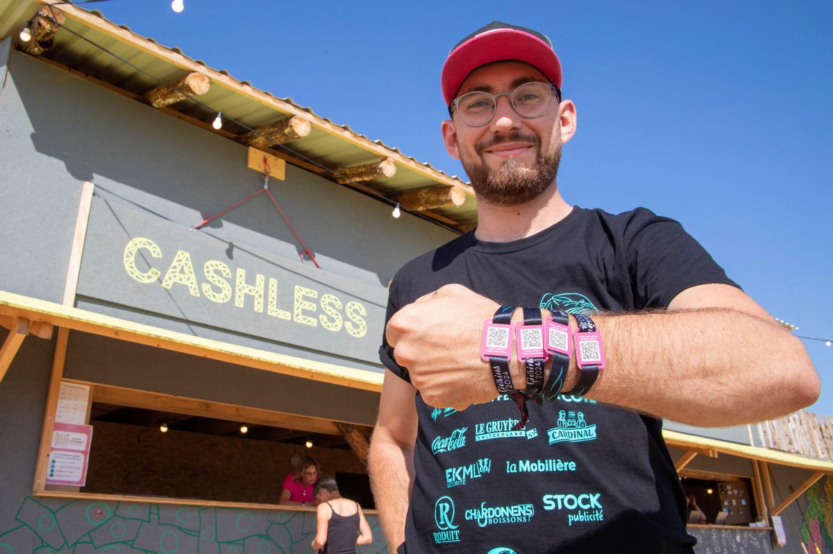 Givrins, 06.08.24 . Daniel Turin, responsable médias et communication de la Cantonale de Givrins 2024, présente le système de payement cashless.©Laurent de Senarclens
