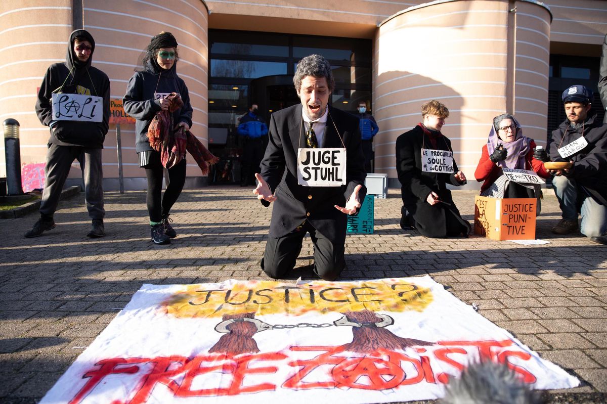 À l’extérieur du Tribunal de Nyon, les militants et anciens zadistes multiplient depuis lundi les actions dénonçant une «répression judiciaire» ou une justice «défendant les privilèges». Des démonstrations pacifistes, troublées par des feux d’artifice lancés à l’arrière du Tribunal, mardi matin, par des inconnus.
