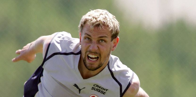 Stéphane Henchoz réalise une tête. AFP PHOTO/JOHN MACDOUGALL