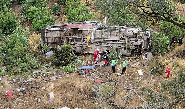 Des images montrent le bus endommagé, couché sur le côté près d’une rivière en contrebas du ravin.