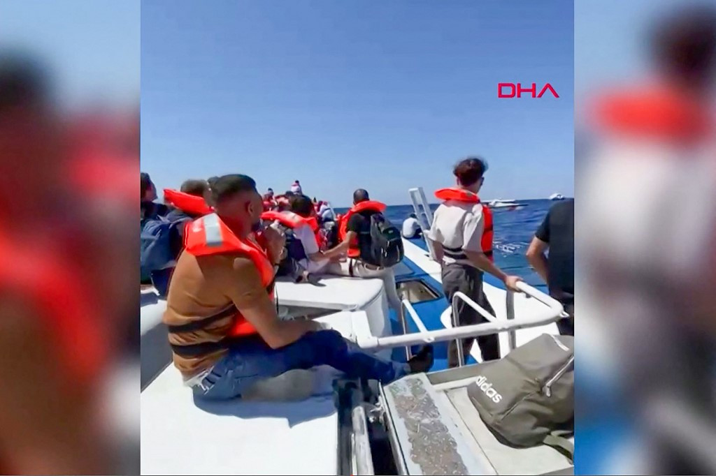 Passagiere mit Schwimmwesten warten auf Rettung im Mittelmeer nach dem Untergang einer Fähre vor Nordzypern.