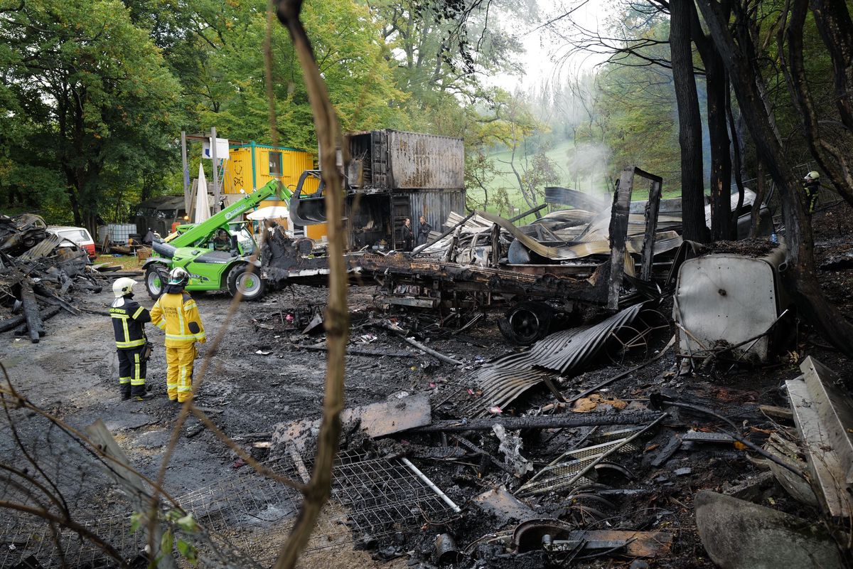 Les pompiers volontaires et professionnels ont sécurisé et déblayé le site, jonché de ferraille.