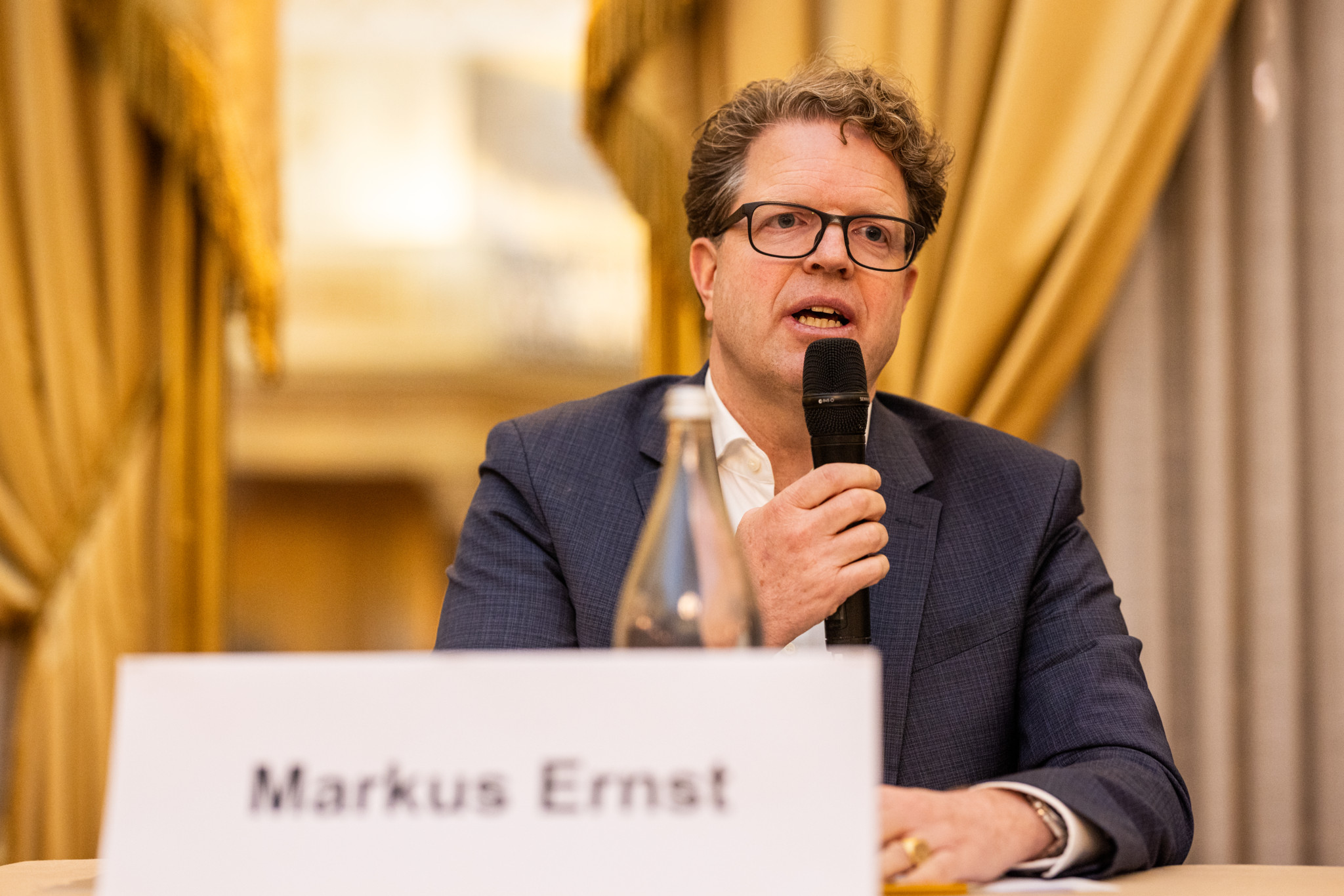 Markus Ernst, Gemeindepräsident von Küsnacht, spricht am Wahlpodium in Küsnacht ins Mikrofon.