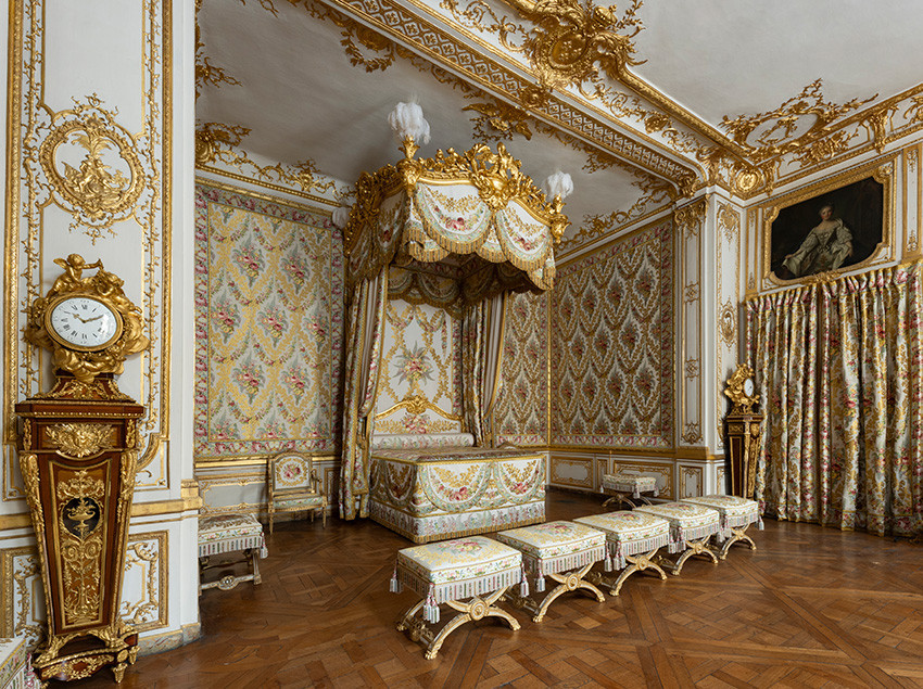 Chambre royale somptueuse du château de Versailles avec lit à baldaquin doré, boiseries dorées et parquet en point de Hongrie