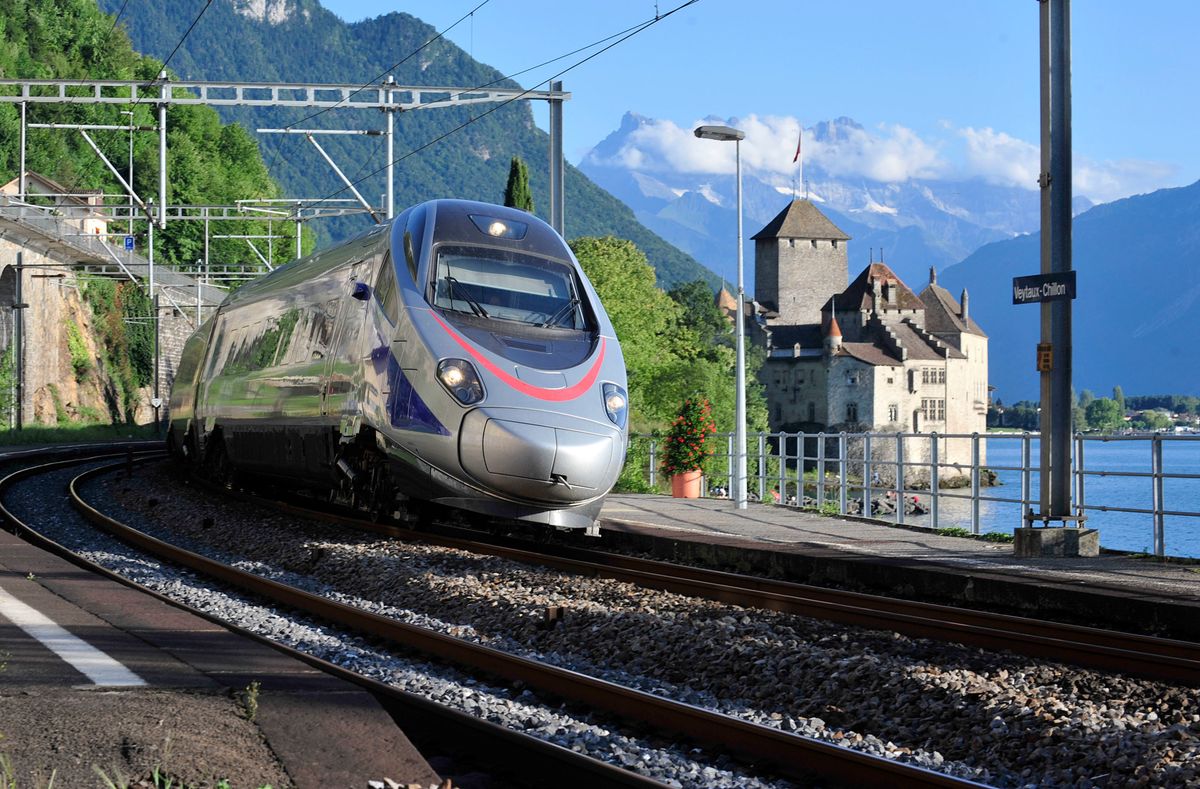 Der Cisalpino ETR 610 faehrt neben dem Schloss Chillon in Richtung Genf. Der neue Cisalpino wird vorerst nur auf der Strecke Genf - Mailand eingesetzt. © Andy Mueller/EQ Images