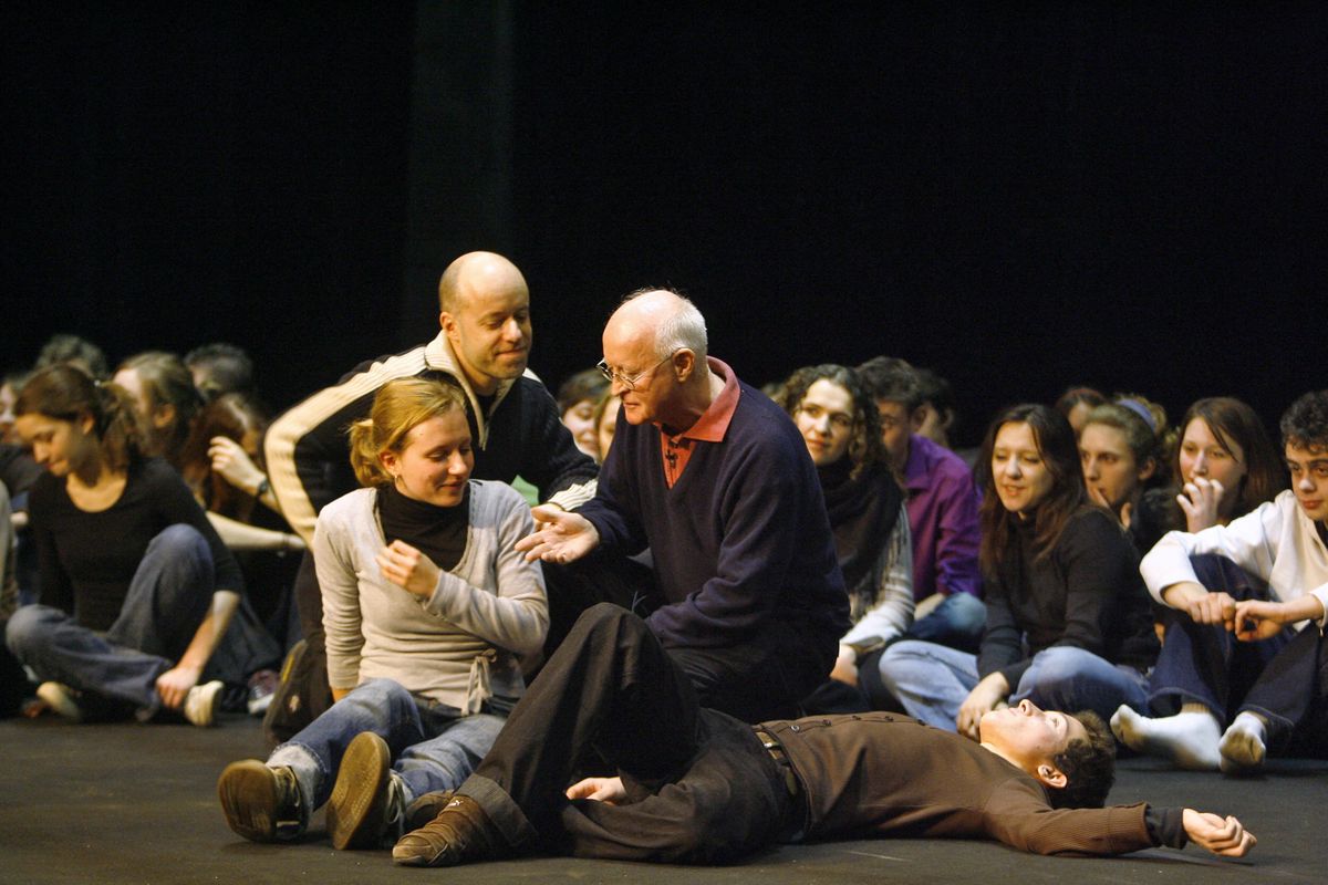 L’auteur dramatique Edward Bond en 2007, lors d’un atelier avec des adolescents.