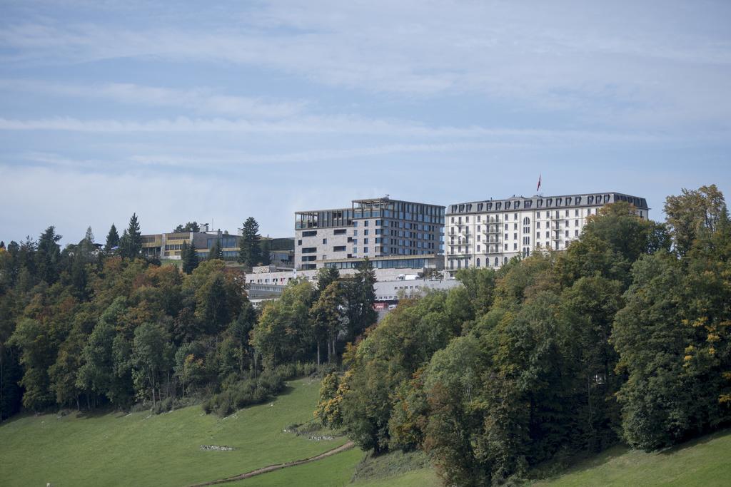 Das sich noch im Innenausbau befindende Waldhotel Healthy Living des Buergenstock Resort, links, und das Palace Hotel, rechts, am Freitag, 29. September 2017, auf dem Buergenstock. (KEYSTONE/Urs Flueeler)