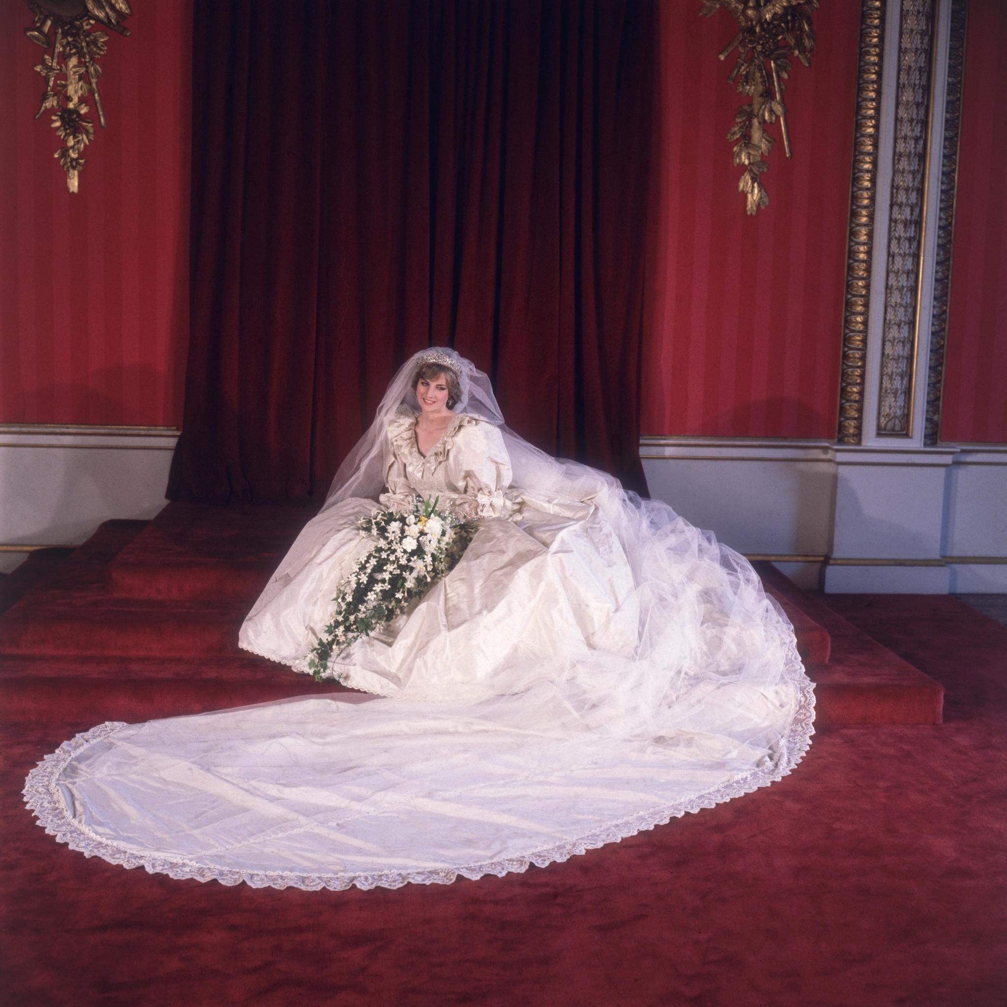 Lady Diana Spencer träumte von einer Märchenhochzeit und schritt als Sahnebisée verkleidet am 29. Juli 1981 zum Altar, um einen echten Prinzen zu heiraten. 