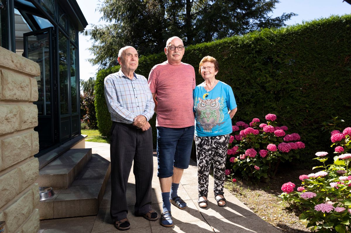 Cugy, 27 juillet 2023. Ginette, Jean-Christophe et Georges Bovay. Des parents âgés avec un enfant handicapé ä charge. (24heures/Odile Meylan)