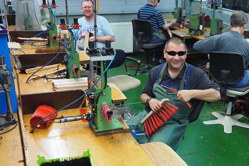 Un atelier pour aveugles fort peu transparent