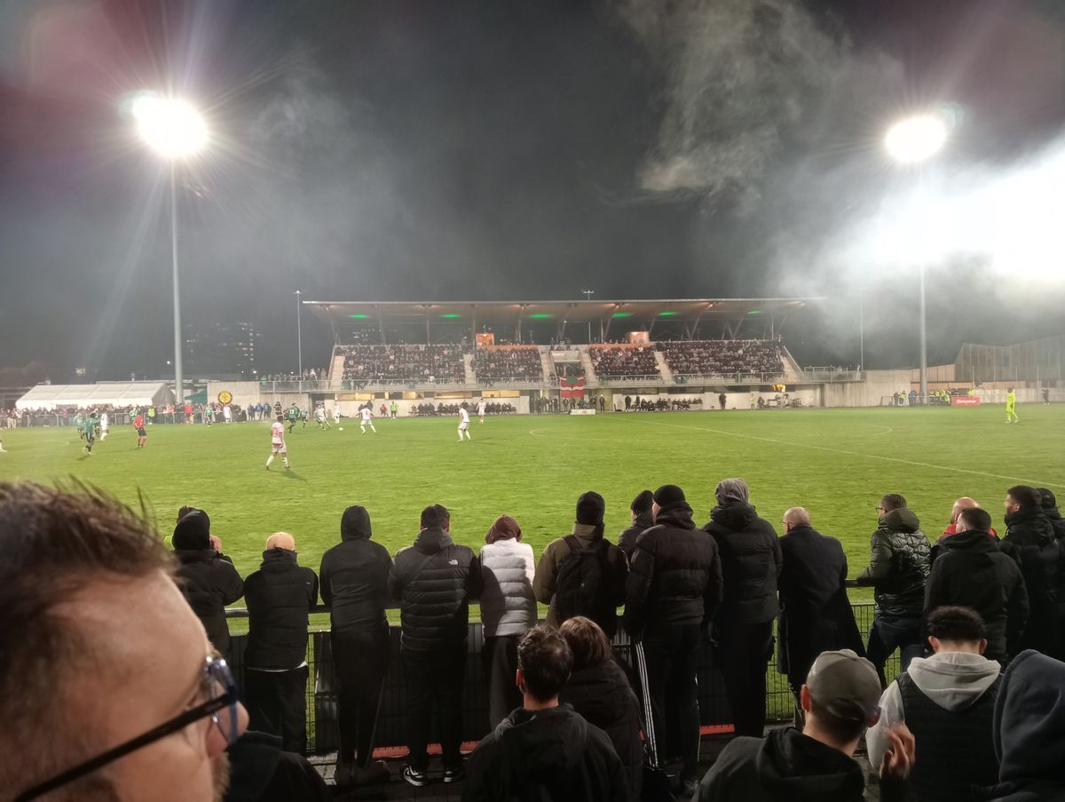 FC Onex-FC Sion: des projectiles et de la fumée
