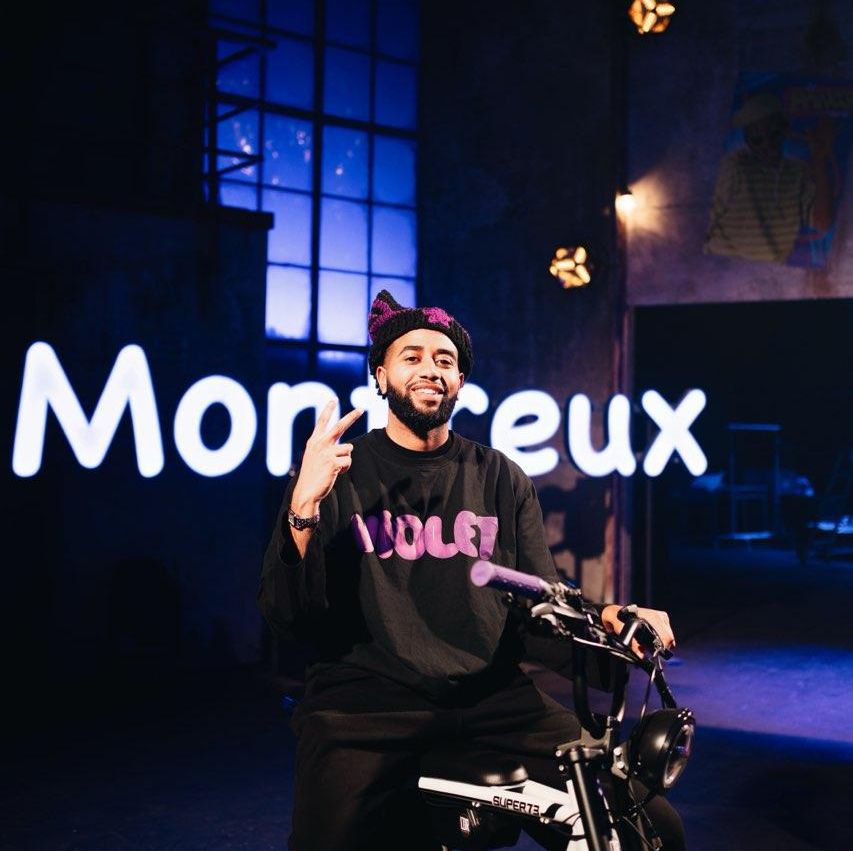 Nordine Ganso porte du violet pour rire