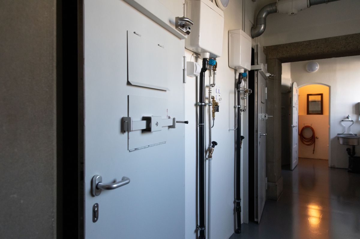 La porte d'une cellule dans une prison. 