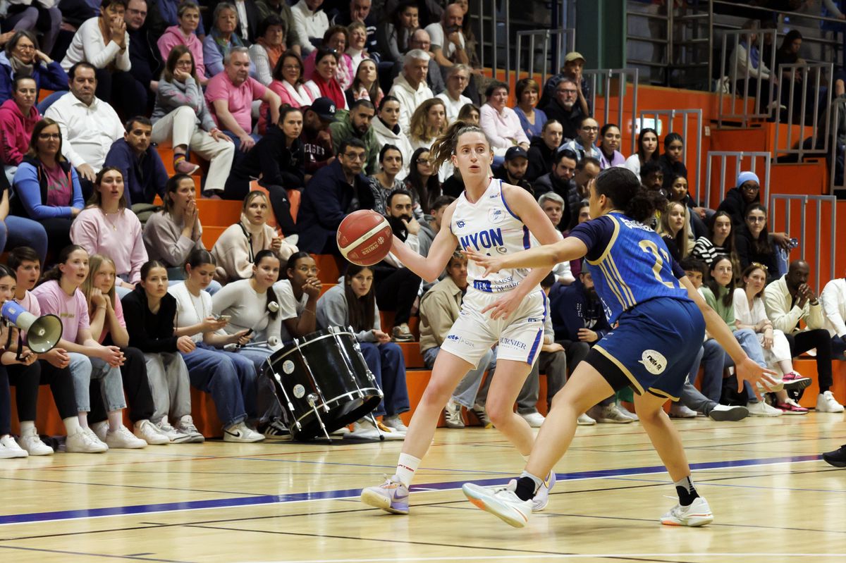Nyon's Laure Margot, left, drives to the basket against Elfic Fribourg's Naomi Takyi, right, during the fourth leg of the playoff Final game of Swiss Basket League between Nyon Basket Feminin and BCF Elfic Fribourg, at the sports hall salle du Rocher in Nyon, Switzerland, Wednesday, April 24, 2024. (KEYSTONE/Salvatore Di Nolfi)