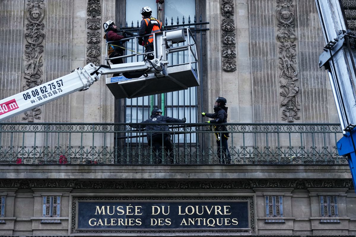 Nach-Juwelenraub-in-Paris-Dieses-Mal-sind-es-echte-Arbeiter-Spezialisten-montieren-Gitter-an-Louvre-Fenster