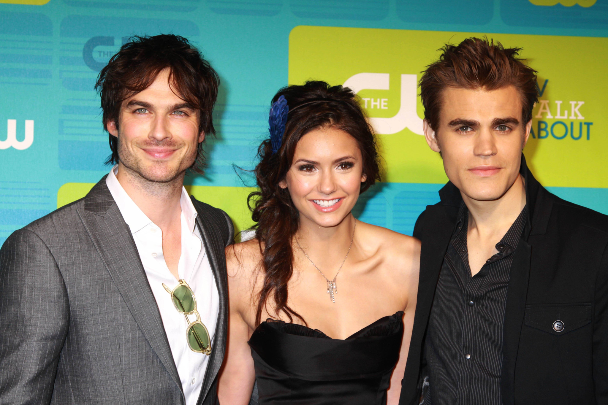 Ian Somerhalder, Nina Dobrev et Paul Wesley de The Vampire Diaries posent sur le tapis vert à Madison Square Garden lors de l’événement CW Upfront 2010.
