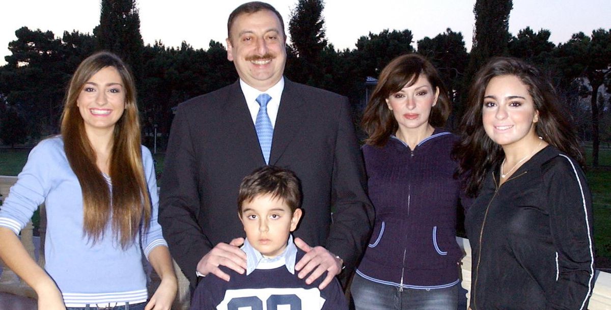 Ilham Aliyev avec sa femme, Mehriban, et leurs trois enfants: leur fils Heydar et leurs filles Arzu (à gauche) et Leyla (tout à droite).