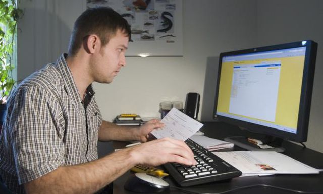 Gläserner Bürger: Ein Mann zahlt Rechnungen per E-Banking ein. Wird er überwacht?