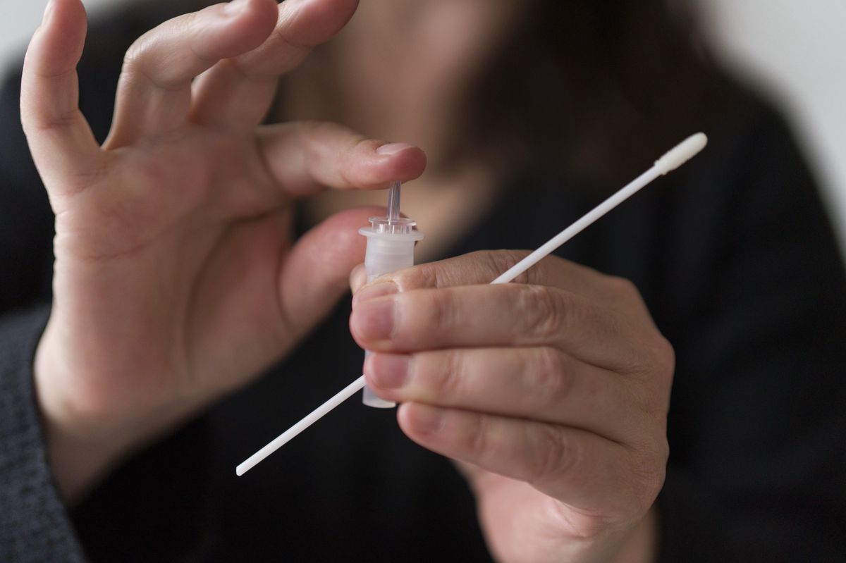 Eine Frau macht einen Coronavirus Antigen-Selbsttest mit Nasenabstrich bei sich zu Hause, am Mittwoch 7. April 2021 in Zuerich. (KEYSTONE/Gaetan Bally)