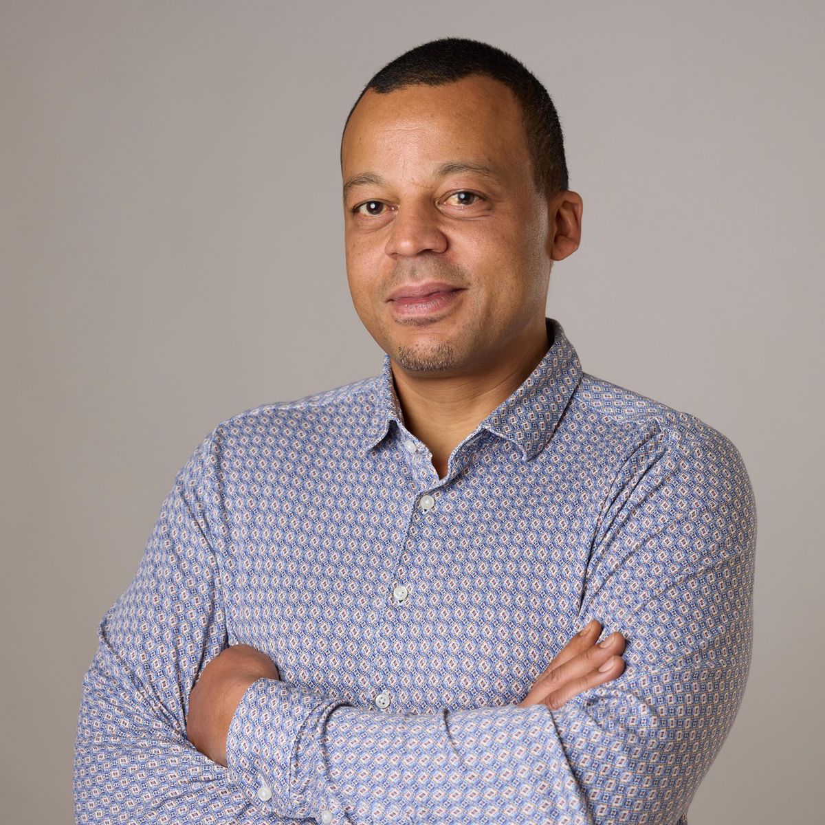 Portrait de Cyrill Pasche, rédacteur de la rubrique sport, pris à Lausanne le 19 novembre 2024. Crédit photo : Yvain Genevay / Le Matin Dimanche.