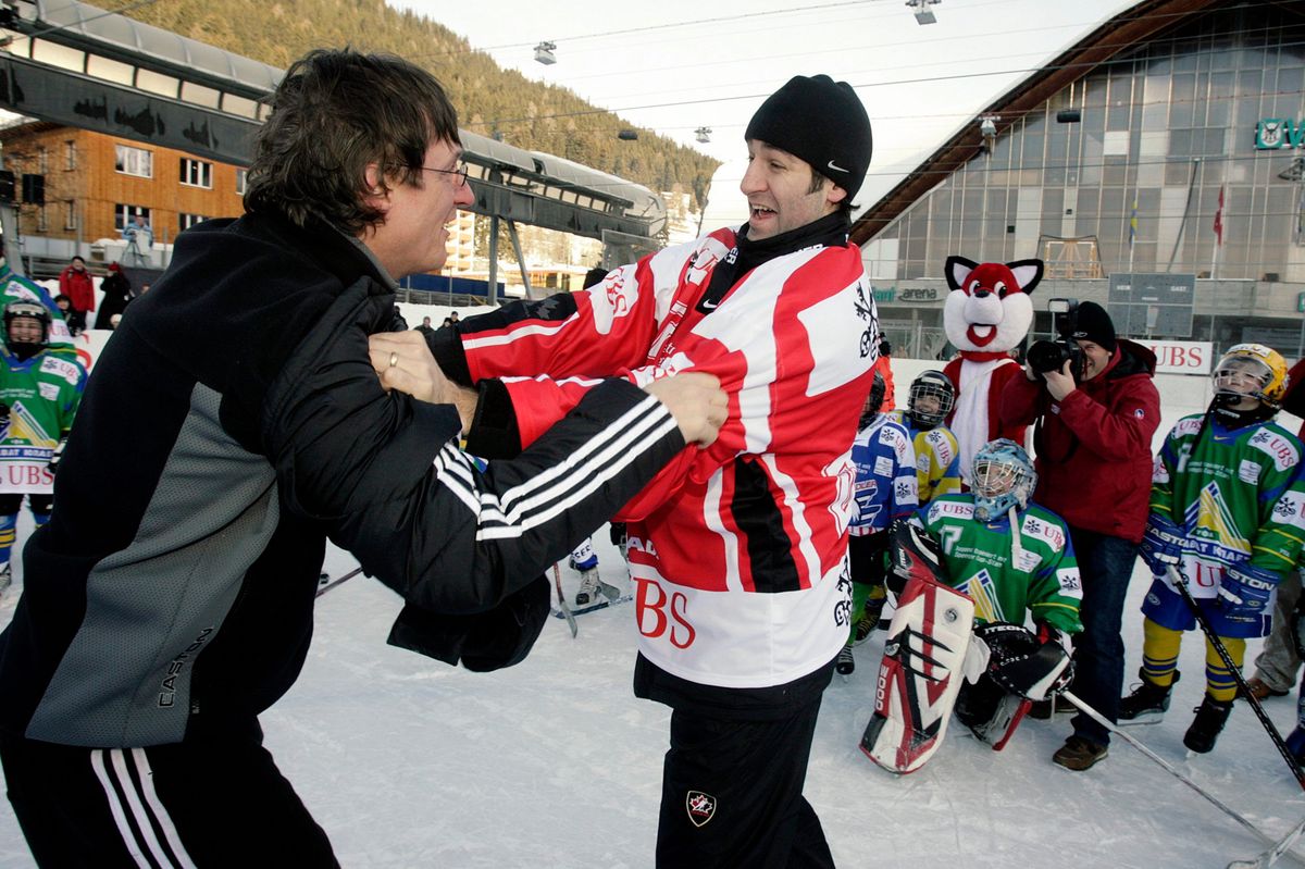 Wiedersehen mit Arno Del Curto: Yves Sarault als Spieler des Team Canada und der ewige HCD-Coach balgen sich zum Spass für die Kinder am Kid’s Day des Spengler-Cups am 28. Dezember 2007.