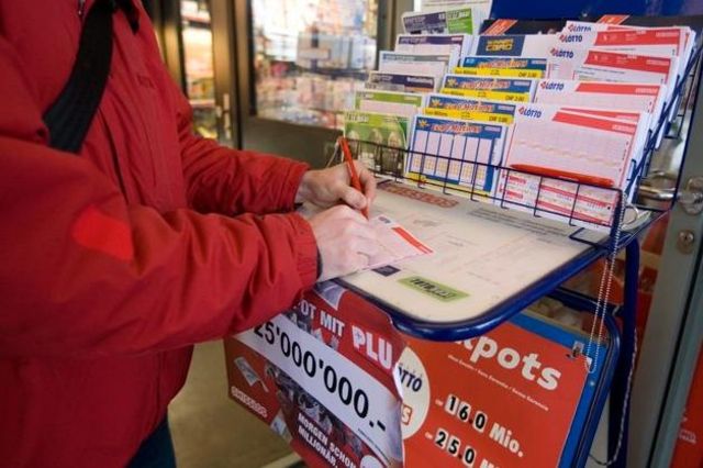 Le premier refuge est le silence: en continuant à vivre comme si de rien n'était, le gagnant évite d'avoir à changer lui-même.
