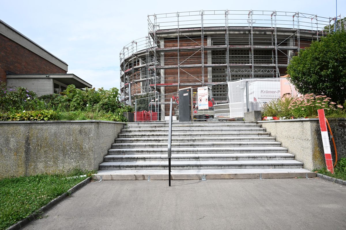 Die katholische Kirche St. Laurentius in Wülflingen wird saniert. Das Bild zeigt das Gerüst um die Kirche und Baucontainer. Foto: Madeleine Schoder
