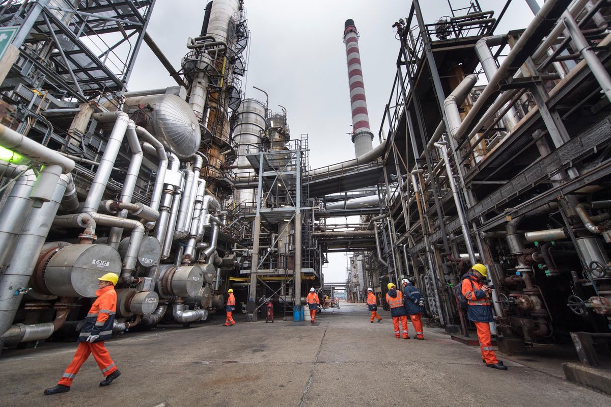 La raffinerie Varo de Cressier fabrique des produits comme l'essence, le diesel, le kérosène et le mazout. Sa production représente 25% de l'ensemble des produits pétroliers vendus en Suisse. (KEYSTONE/Laurent Gillieron)